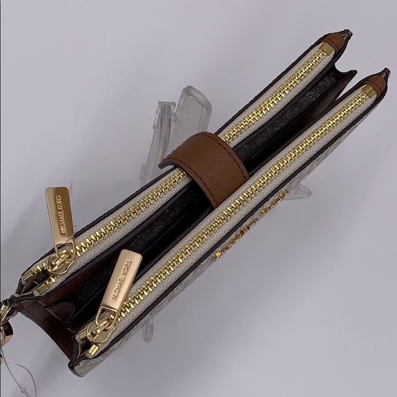 MK Jet Set Travel Double Zip Wrstl Smartphone - Picture 8 of 16